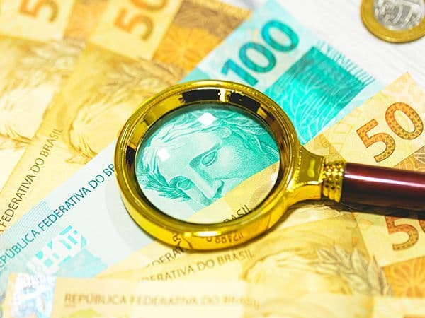lupa ampliando detalhes de cédulas de real