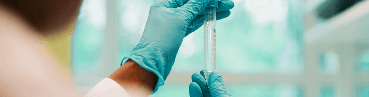 profissional da saúde manuseando tubo de medicamento 