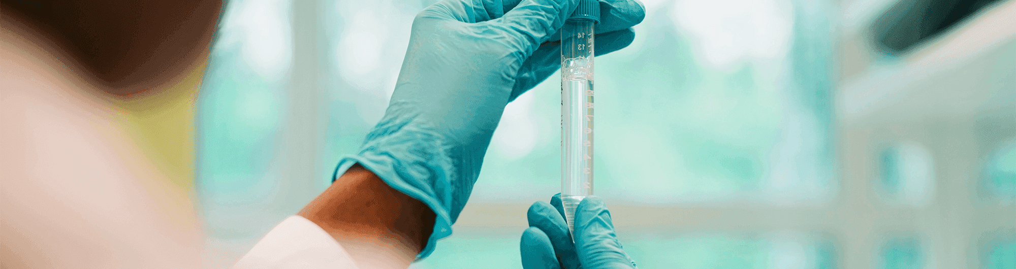 profissional da saúde manuseando tubo de medicamento 