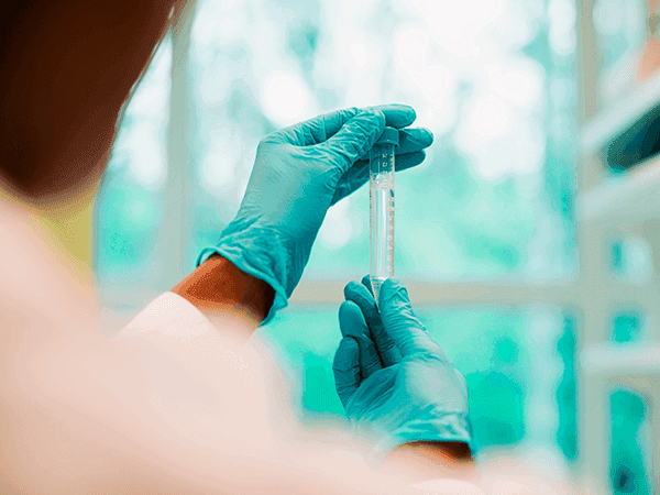 profissional da saúde manuseando tubo de medicamento 