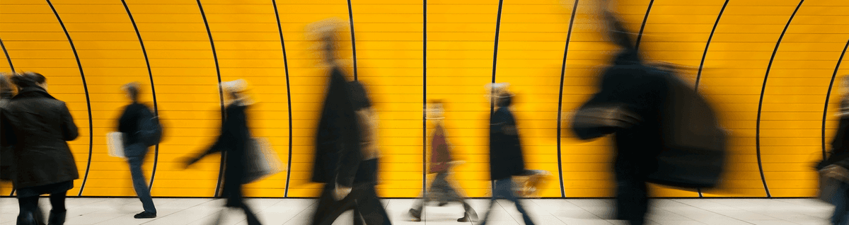 pessoas caminhando em movimento fundo amarelo 