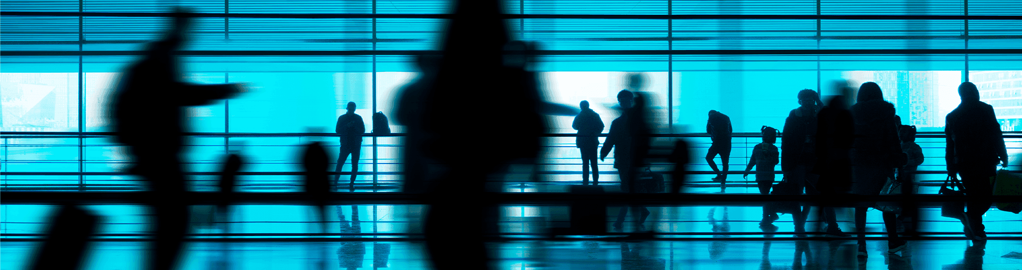 pessoas caminhando em azul 