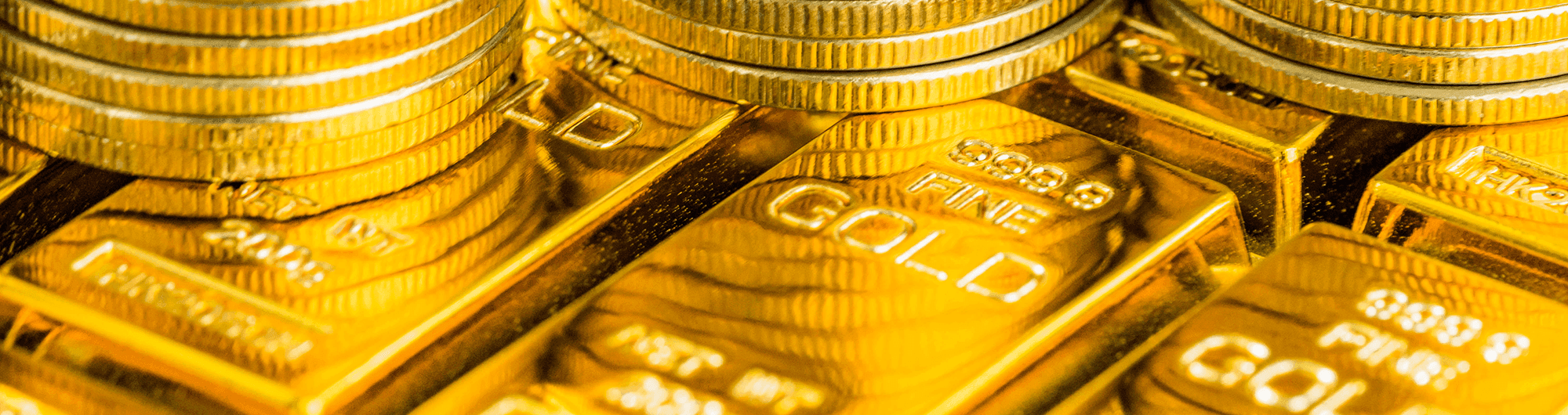 moedas e barras de ouro empilhadas 