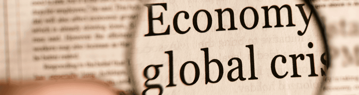 lupa sob jornal destacando "economy global crisis"