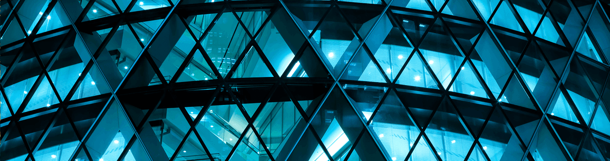 prédio com janelas em losango em luz azul 
