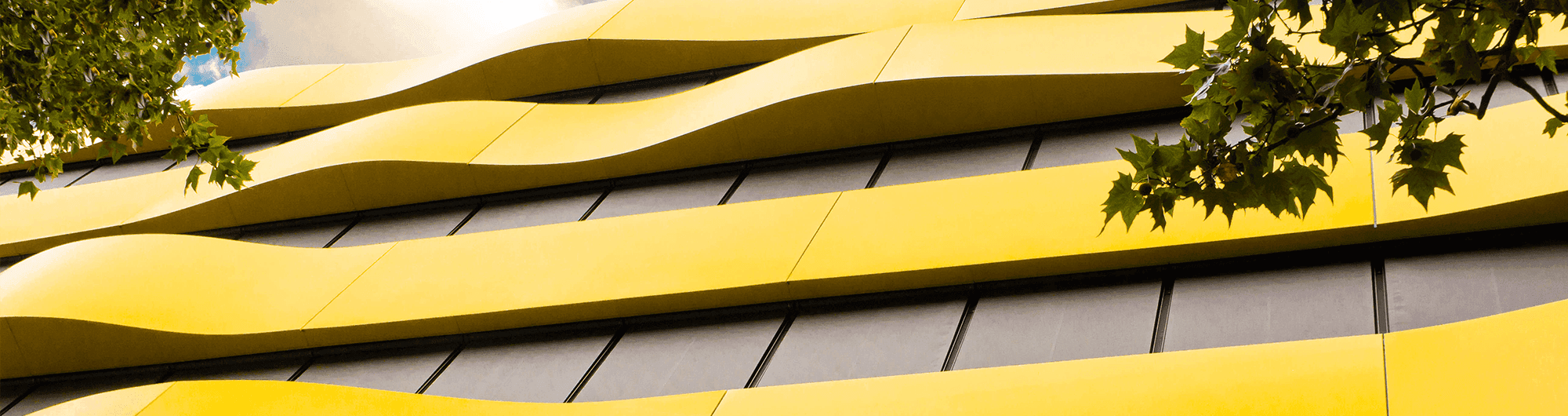 vista inferior de prédio em amarelo
