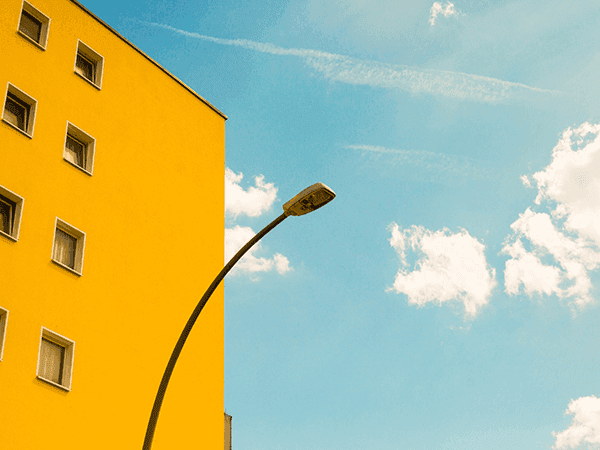 fachada de prédio amarelo em dia ensolarado 