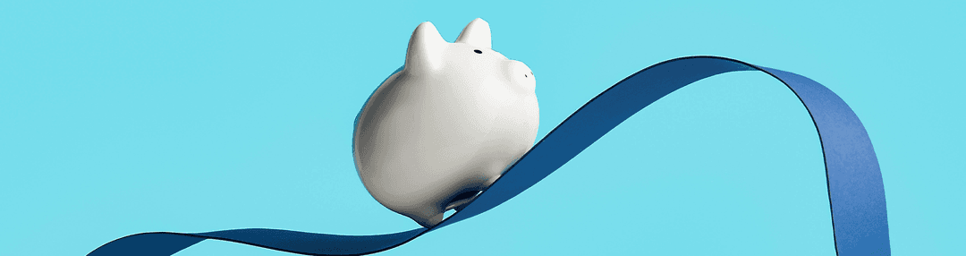 figura de porco em miniatura sob plataforma azul 