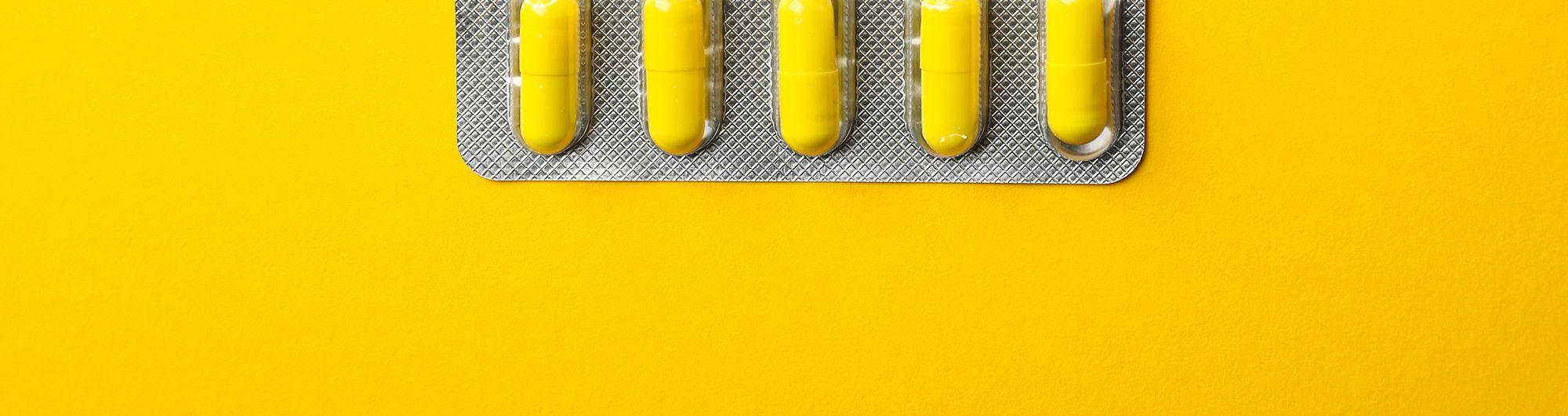 cartela de remédios amarelos em fundo amarelo 