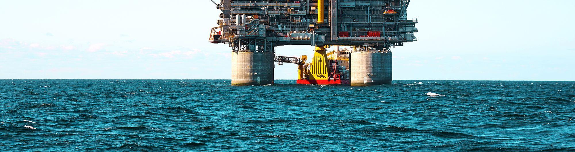 plataforma de petróleo sob o mar 