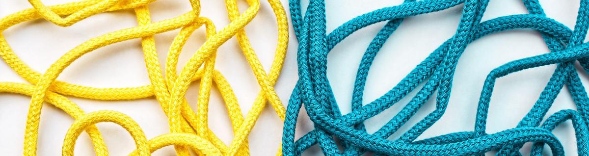 cordas amarelo e azul posicionadas lado a lado