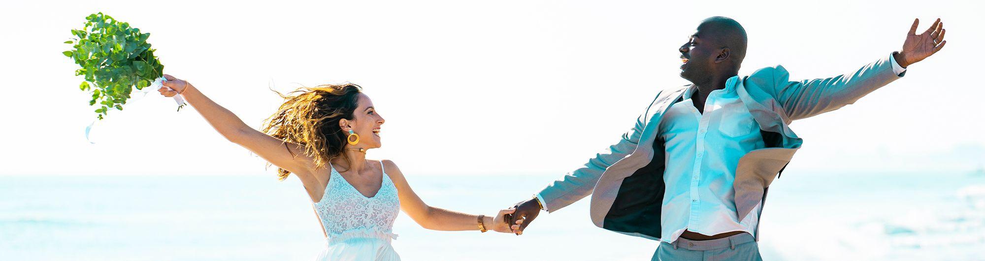 casal fazendo fotos de casamento na praia 