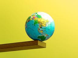 globo mapa mundi sob plataforma de madeira