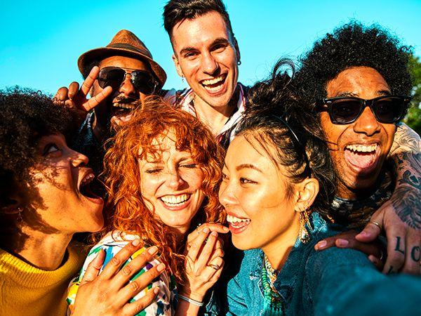 pessoas diversas em enquadramento de fotografia