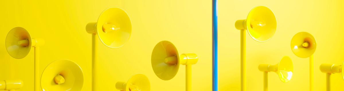 megafones amarelos e azul posicionados lado a lado em fundo amarelo