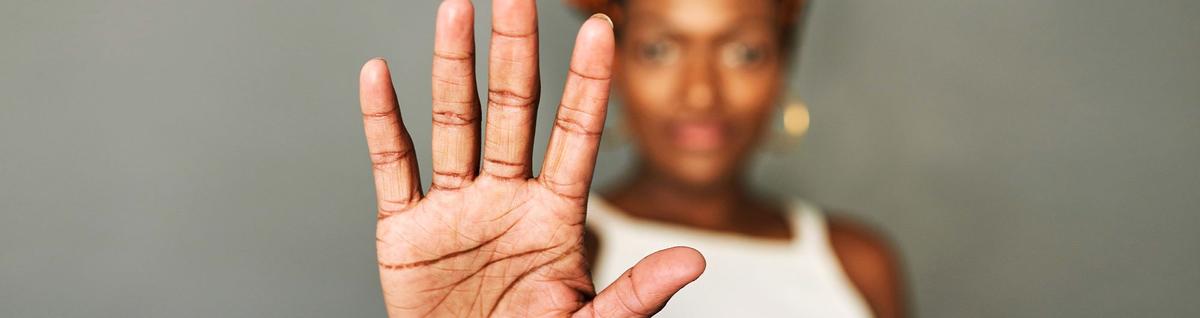 mulher negra erguendo a mão em protesto