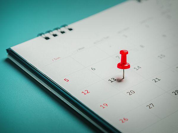 calendário marcado por alfinete em cor vermelha