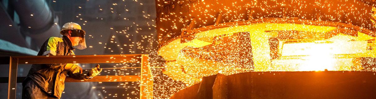 profissional de siderurgia supervisionando forno de metal