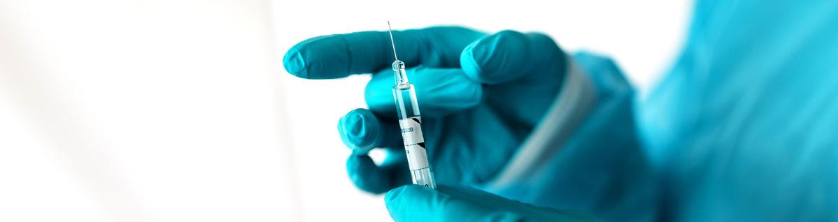 profissional da saúde manuseando vacina