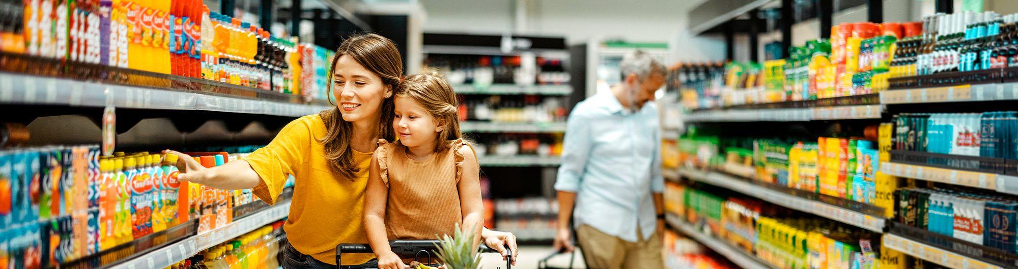 mulher adulta e criança em corredor de supermercado