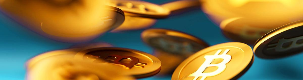 moedas de bitcoin cripto caindo espalhadas sob fundo azul