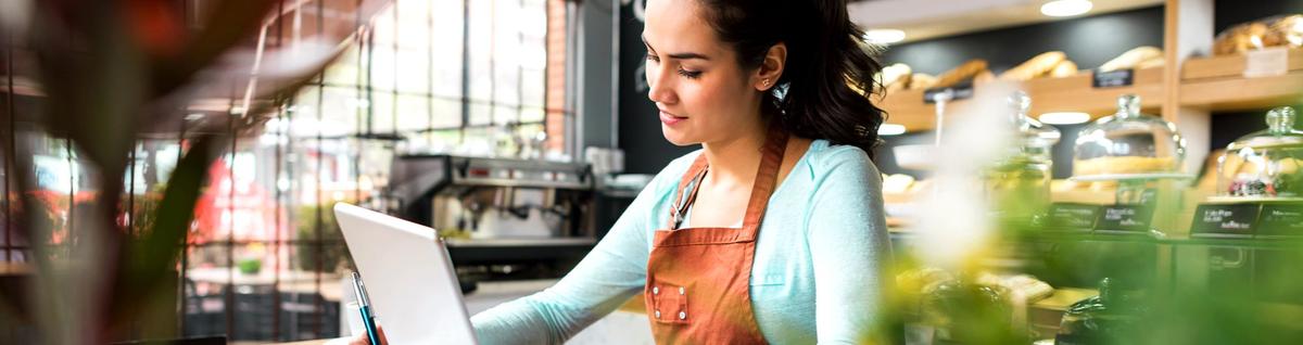 mulher empreendedora olhando para computador