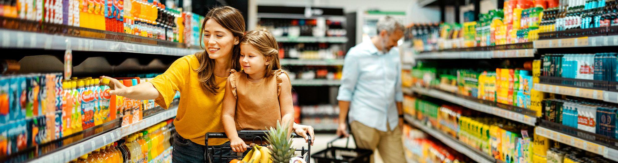 mulher adulta e criança em corredor de supermercado