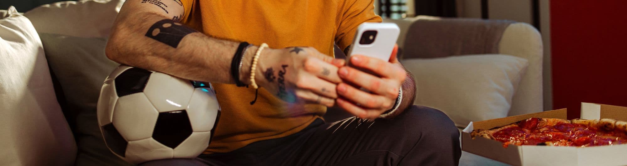 homem torcedor usando celular