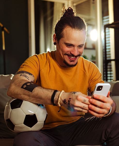 homem torcedor usando celular