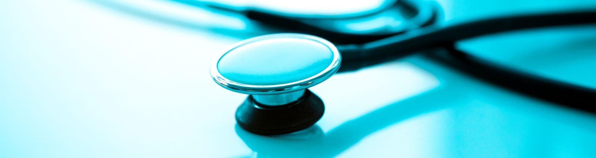 estetoscópio médico sobre superfície