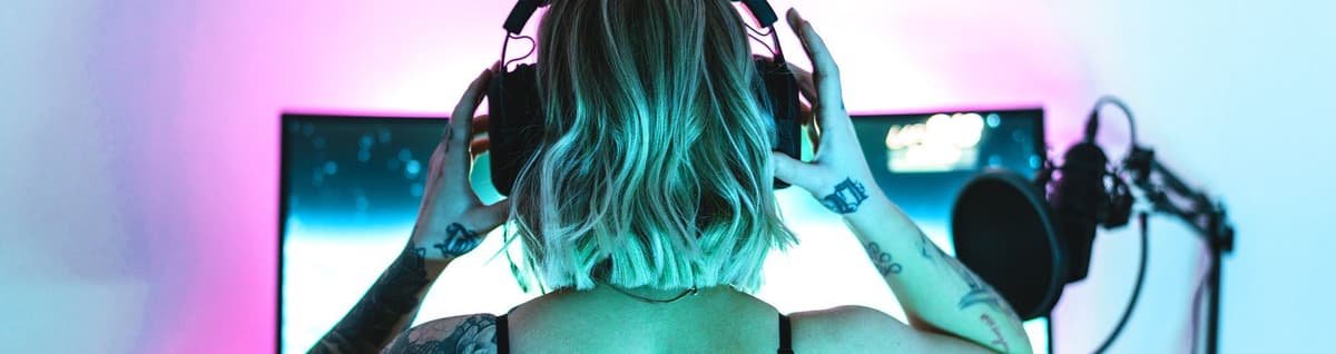 mulher em frente computador colocando fones de ouvido