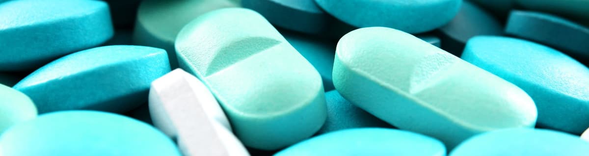 medicamentos espalhados sobre superfície