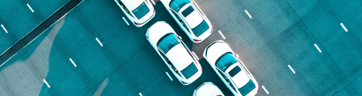 carros enfileirados em estacionamento