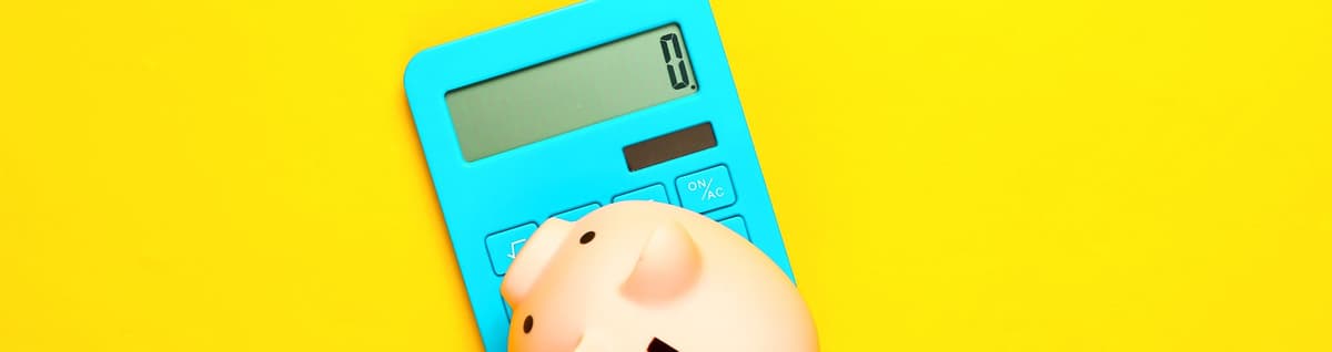 calculadora azul cofre porquinho fundo amarelo
