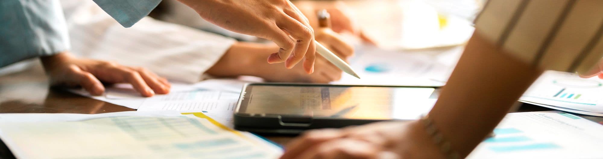 reunião pessoas tablet