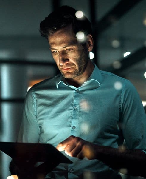 homem analisando gráficos tablet
