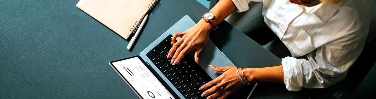 educação financeira computador mulher