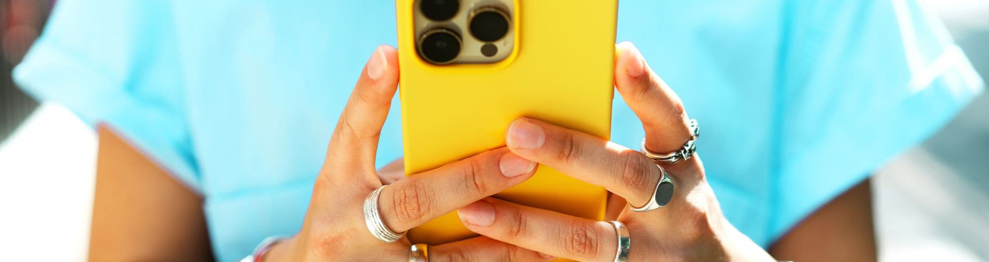 jovem usando o celular capa amarela
