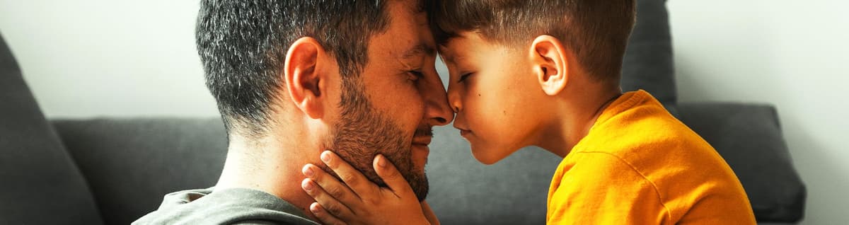 pai e filho carinho dia dos pais