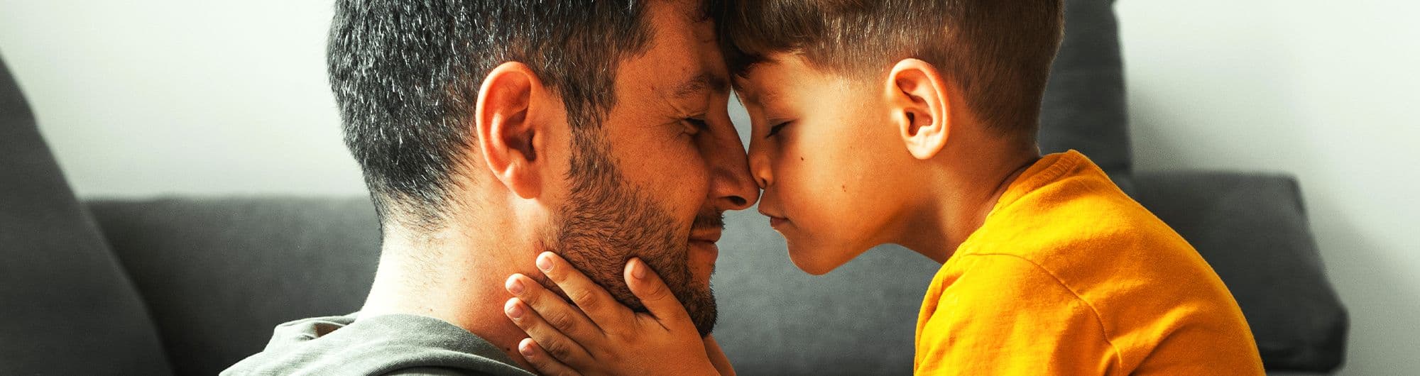 pai e filho carinho dia dos pais