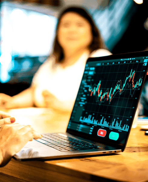 notebook com tela em gráficos de investimentos