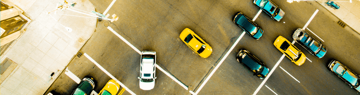 carros em trânsito urbano