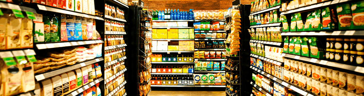 prateleira de alimentos em mercado