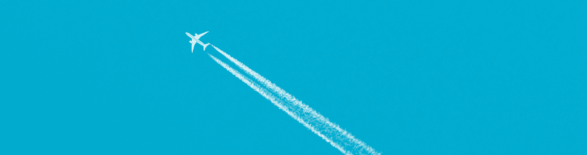 avião com rastro de percurso a o céu