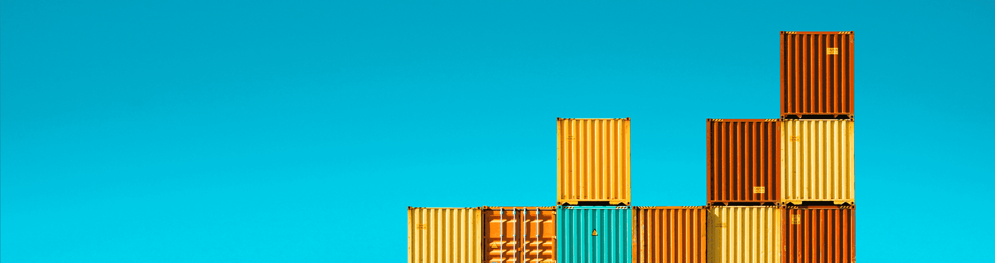 containers coloridos empilhados em fileira