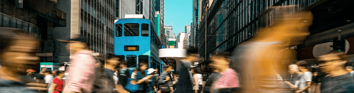 multidão de pessoas em movimento
