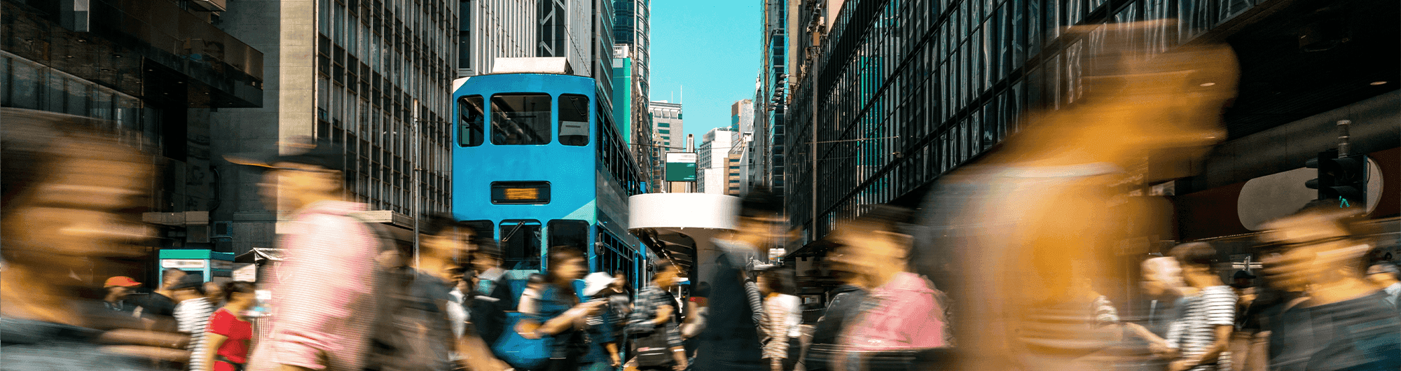 multidão de pessoas em movimento