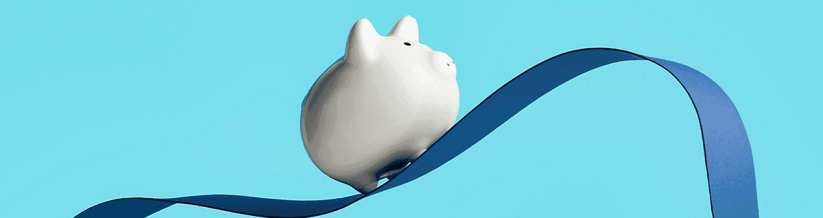 figura de porco em miniatura sob plataforma azul