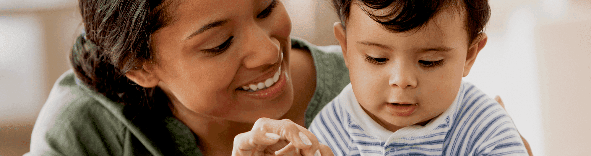 mãe e bebê sorridentes
