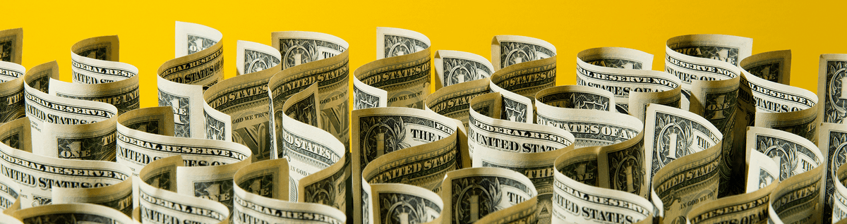 notas de dólar alinhadas em fundo amarelo